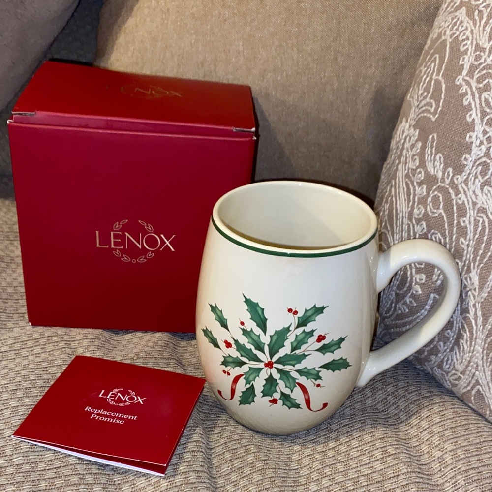 ❤️💚❤️GUC Lenox Cream Cocoa Mug with Holly and Red Accents